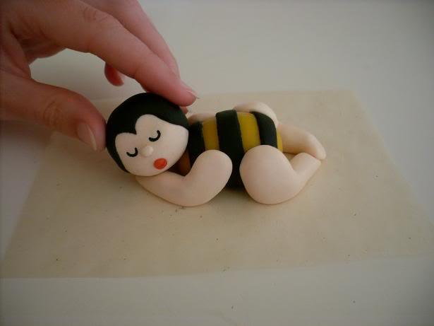 Modelado en fondant: Abeja Anne Geddes http://i65.photobucket.com/albums/h229/astrawes/15Hoofdje.jpg