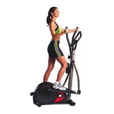 Entrenando en una bicicleta elíptica Entrenando en una bicicleta elíptica