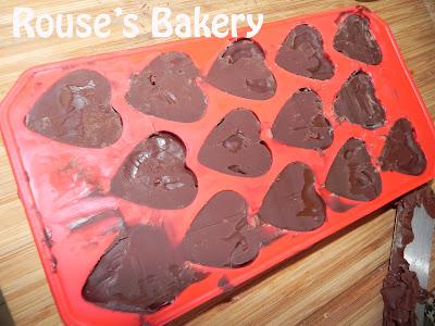 Bombones rellenos de chocolate blanco y Petazetas Bombones rellenos de chocolate blanco y Petazetas