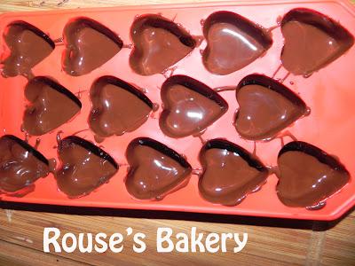 Bombones rellenos de chocolate blanco y Petazetas Bombones rellenos de chocolate blanco y Petazetas