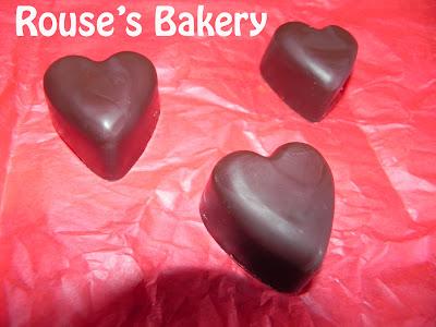 Bombones rellenos de chocolate blanco y Petazetas Bombones rellenos de chocolate blanco y Petazetas