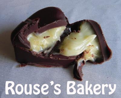 Bombones rellenos de chocolate blanco y Petazetas Bombones rellenos de chocolate blanco y Petazetas