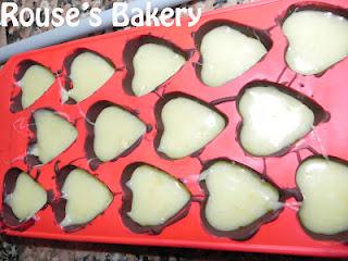 Bombones rellenos de chocolate blanco y Petazetas Bombones rellenos de chocolate blanco y Petazetas