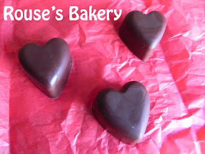 Bombones rellenos de chocolate blanco y Petazetas Bombones rellenos de chocolate blanco y Petazetas