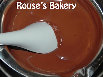 Bombones rellenos de chocolate blanco y Petazetas Bombones rellenos de chocolate blanco y Petazetas