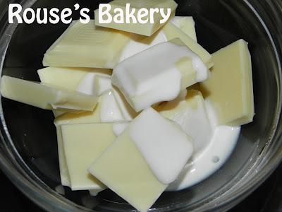 Bombones rellenos de chocolate blanco y Petazetas Bombones rellenos de chocolate blanco y Petazetas