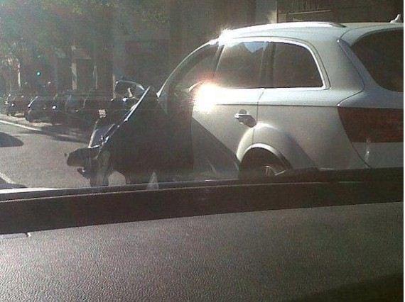 Piqué sufre un accidente: le arrancan la puerta del coche. Foto. Accidente de coche de Piqué