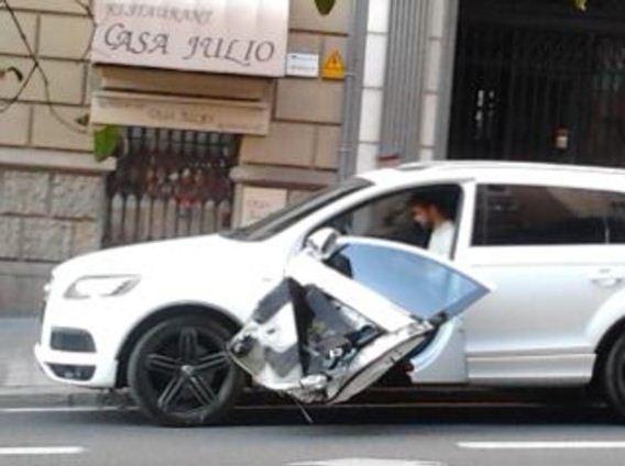 Piqué sufre un accidente: le arrancan la puerta del coche. Foto. Accidente de coche de Piqué