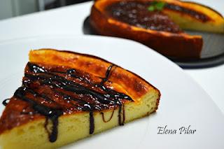 Tarta de Queso clásica con sirope de chocolate