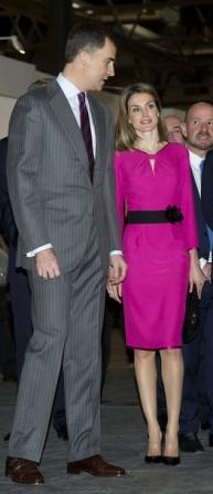 Dña. Letizia deslumbra en ARCO vestida de color fucsia Dña. Letizia deslumbra en ARCO vestida de color fucsia
