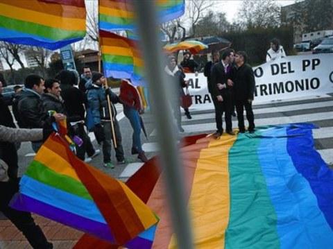 Organizaciones LGTB frente al congreso del PP defendiendo el matrimonio igualitario