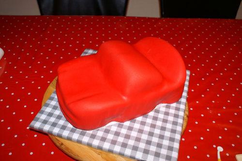 Paso a paso: Tarta fondant 3D con forma de coche. http://www.mijnalbum.nl/Foto-UWNFOCMS.jpg~~V