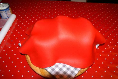 Paso a paso: Tarta fondant 3D con forma de coche. http://www.mijnalbum.nl/Foto-MTMEIT6V.jpg~~V