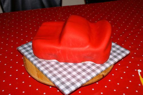 Paso a paso: Tarta fondant 3D con forma de coche. http://www.mijnalbum.nl/Foto-B6IAZTDT.jpg~~V