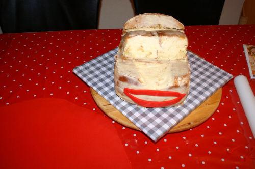 Paso a paso: Tarta fondant 3D con forma de coche. http://www.mijnalbum.nl/Foto-W44J3HUO.jpg~~V