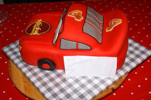 Paso a paso: Tarta fondant 3D con forma de coche. http://www.mijnalbum.nl/Foto-JP4TXULO.jpg~~V