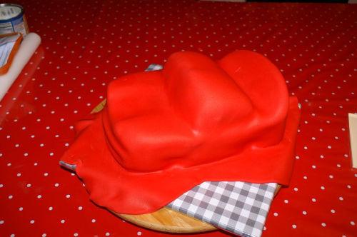 Paso a paso: Tarta fondant 3D con forma de coche. http://www.mijnalbum.nl/Foto-WS4I4QLT.jpg~~V