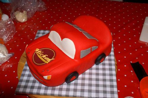 Paso a paso: Tarta fondant 3D con forma de coche. http://www.mijnalbum.nl/Foto-VS8ILQTU.jpg~~V