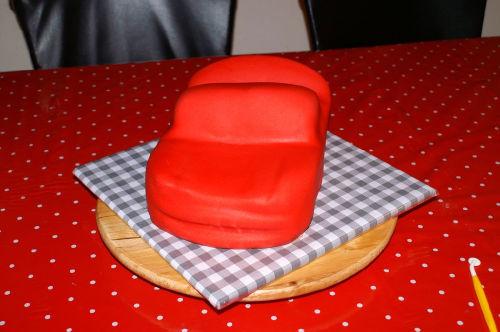 Paso a paso: Tarta fondant 3D con forma de coche. http://www.mijnalbum.nl/Foto-R3RRSTN8.jpg~~V