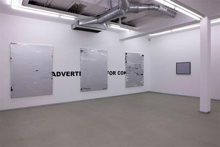 Stefan Brüggemann 'An advertisement for coke', 2012. Texto en vinilo de corte negro. 