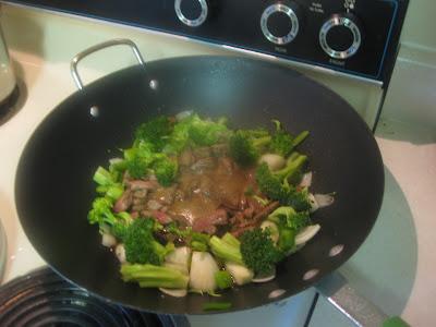 Wok de carne o pollo salteado con pimiento y brócoli Wok de carne o pollo salteado con pimiento y brócoli