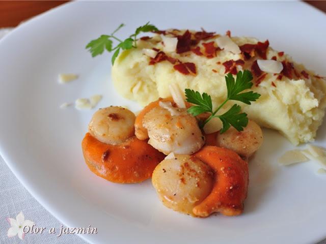 Vieiras a la plancha con parmentier y crujiente de jamón