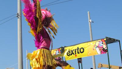 ENTRE PLUMAS Y LENTEJUELAS