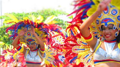 ENTRE PLUMAS Y LENTEJUELAS