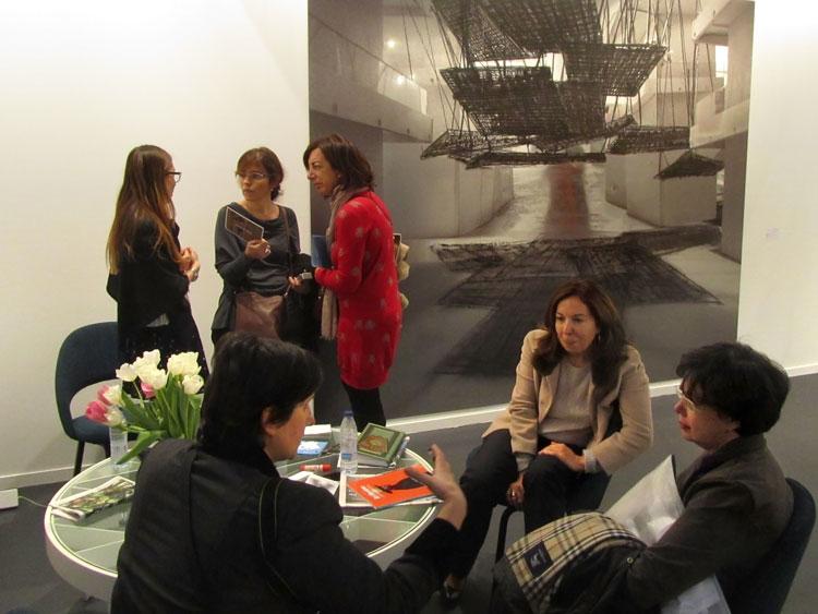 La galerista Elba Benítez conversando en su stand. La galerista Elba Benítez conversando en su stand.