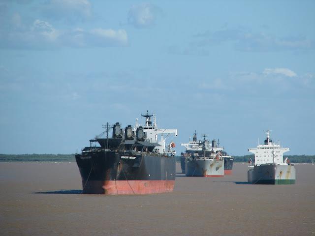 El mito de que barcos extranjeros se roban el agua del Paraná