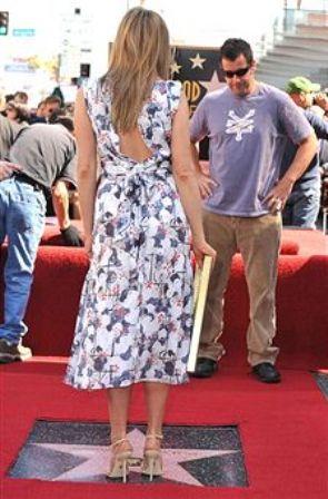 Jennifer Aniston inaugura su estrella en el Paseo de la Fama vestida de Chanel