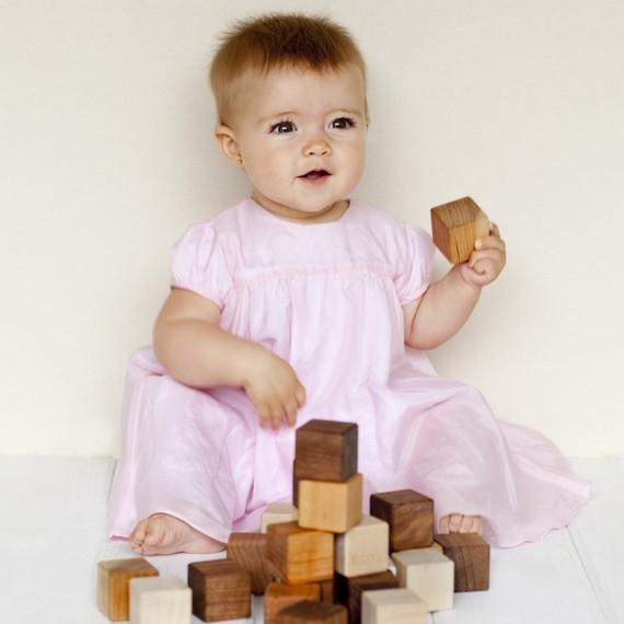 niña-cubos Cubos de madera que enseñan el lenguaje de signos a los niños