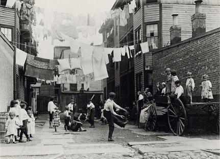 Fotografías de Lewis Hine y pinturas de Odilon Redon en la Fundación Mapfre. Firma de libros de Paul Auster