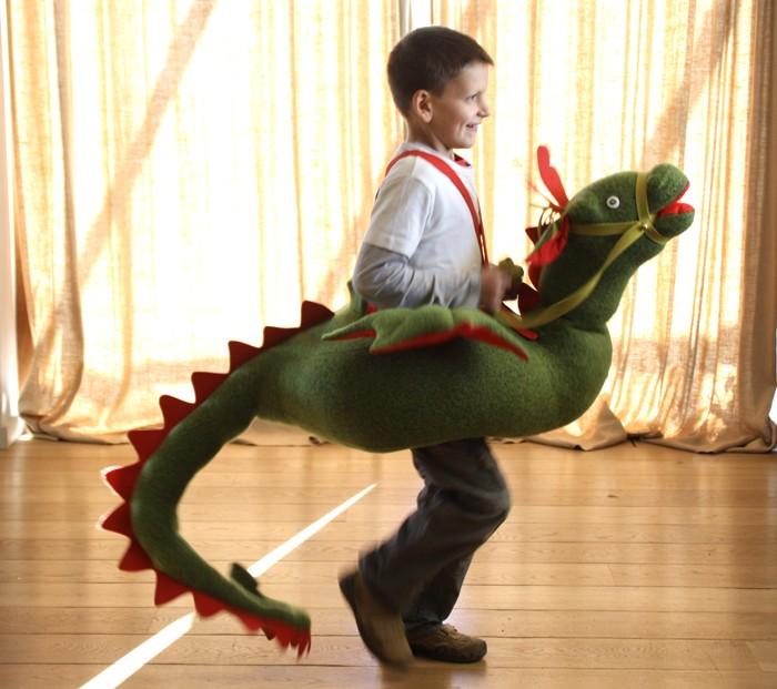 gran-dragon-de-cuerpo-entero Caballo y dragón de cuerpo entero para niños