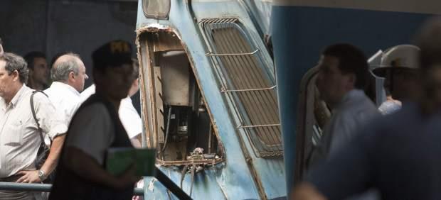 El conductor del tren accidentado en Argentina no comunicó alertas por fallos en los frenos Accidente de tren en Buenos Aires