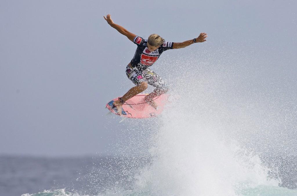 Julian Wilson surfea contra el cáncer