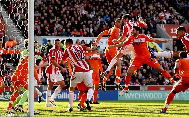 El Swansea juega, el Stoke golpea!