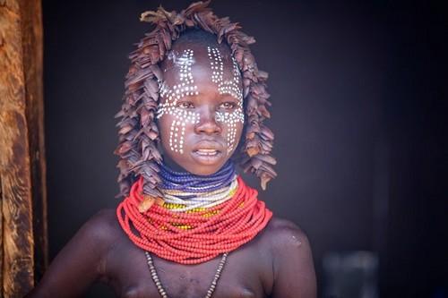Tribu en Etiopía - joven de la tribu Karo