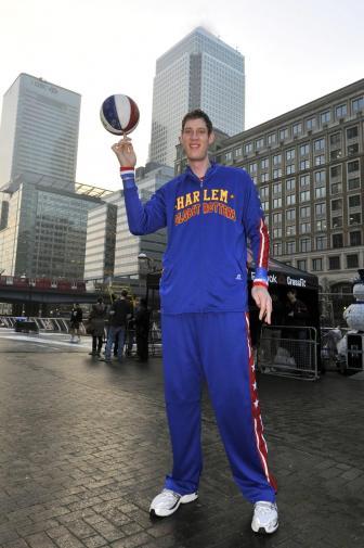 24(1) Un gigante en los Harlem Globetrotters.