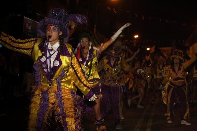 Colores, saltos, cantos, bombos y platillos (o la alegría de una murga)