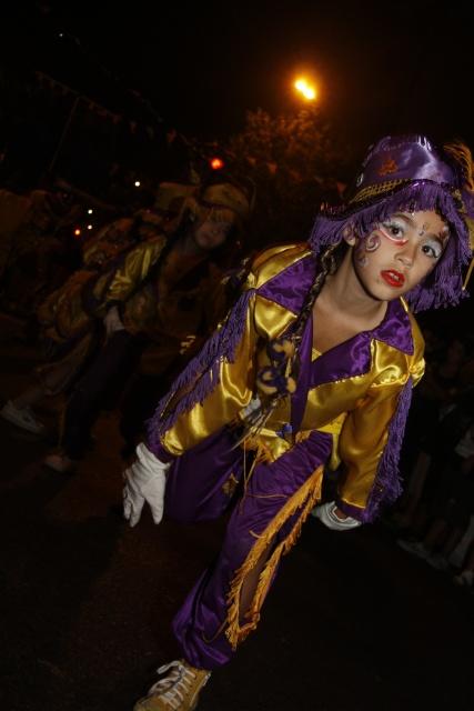 Colores, saltos, cantos, bombos y platillos (o la alegría de una murga)