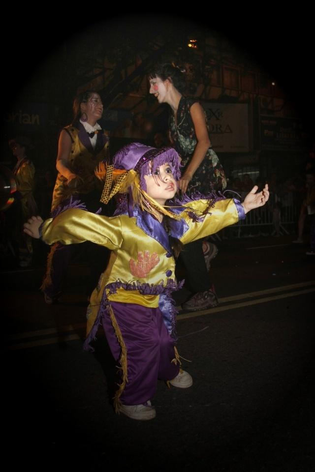 Colores, saltos, cantos, bombos y platillos (o la alegría de una murga)