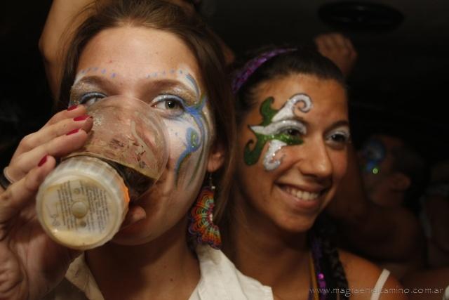 Colores, saltos, cantos, bombos y platillos (o la alegría de una murga)