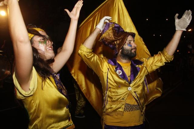 Colores, saltos, cantos, bombos y platillos (o la alegría de una murga)