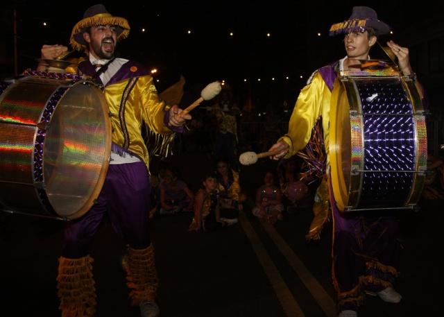 bombos2 Colores, saltos, cantos, bombos y platillos (o la alegría de una murga)