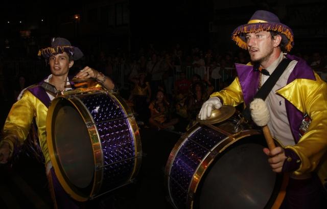 Colores, saltos, cantos, bombos y platillos (o la alegría de una murga)