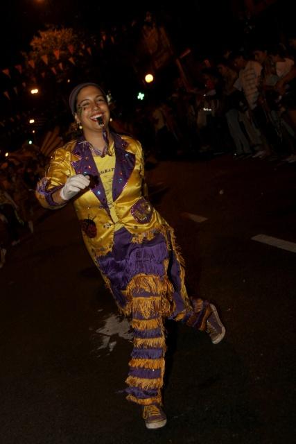 Colores, saltos, cantos, bombos y platillos (o la alegría de una murga)