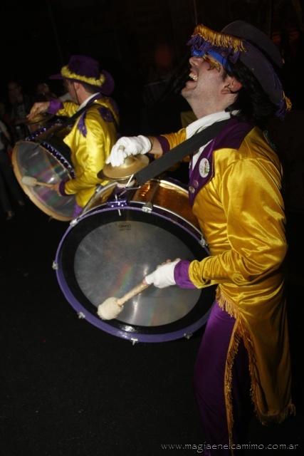 Colores, saltos, cantos, bombos y platillos (o la alegría de una murga)