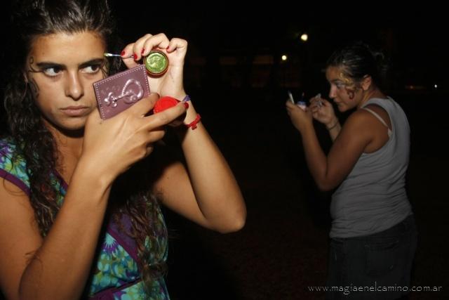 maquillajecarnaval2 Colores, saltos, cantos, bombos y platillos (o la alegría de una murga)