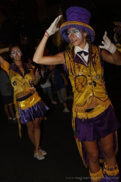 Colores, saltos, cantos, bombos y platillos (o la alegría de una murga)